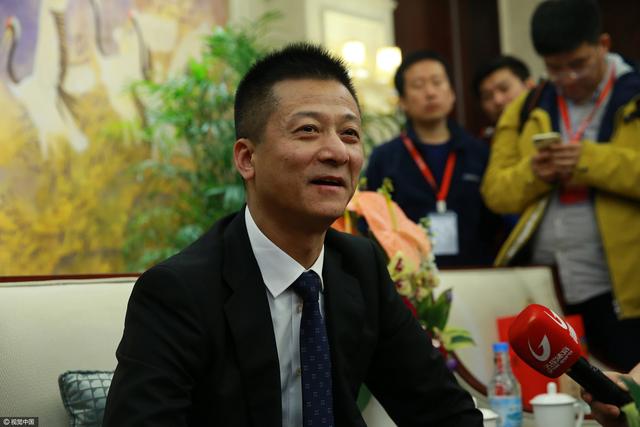 皱眉的兴奋